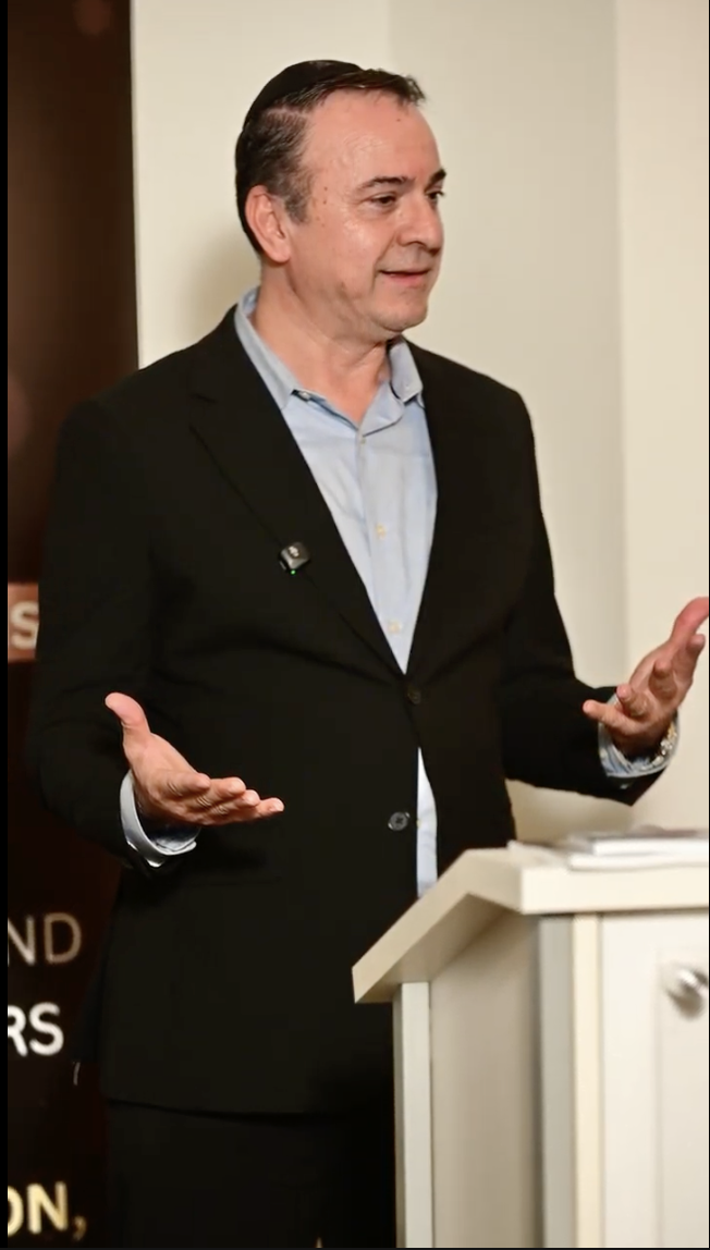 Ashkan Tabibnia speaking at the Israel Tribune launch event